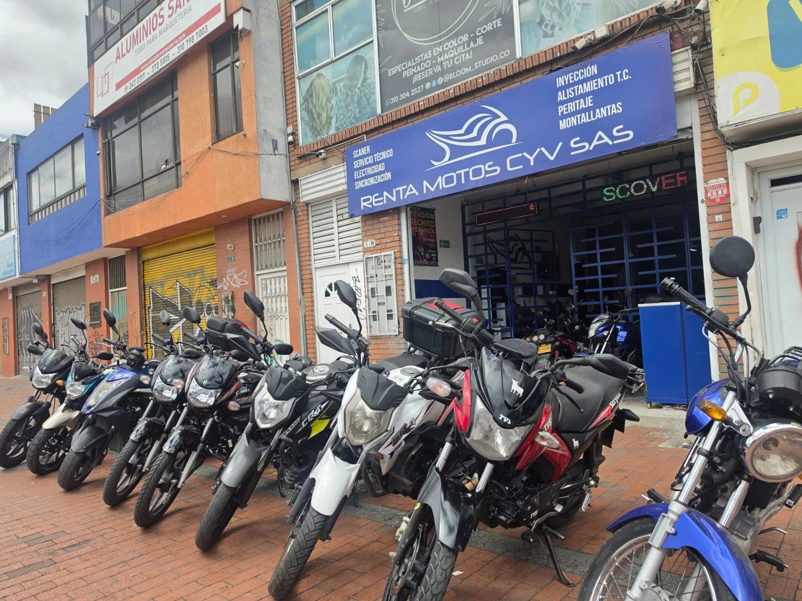 Sede de Rentamotos CyV con la flota de motocicletas lista para salir